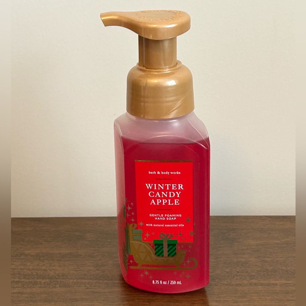 NEW BATH AND BODY WORKS FOAMING HAND SOAP ~ WINTER CANDY APPLE